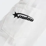 Pantalón de denim blanco con corte baggy y diseño barrel, cuenta con bolsillos laterales y logo bordado tono sobre tono.