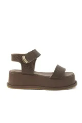 Sandalias de plataforma color negro, con diseño de dos tiras anchas en el empeine y cierre con velcro en el tobillo. Presentan una suela de plataforma alta y liviana.