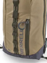 Mochila tipo morral Merrell modelo Crest de 8 litros, color tostado con detalles en gris oscuro. Presenta un diseño ergonómico con correa ajustable para uso ambidiestro, compartimento principal con acceso lateral, correas de compresión y panel trasero de espuma EVA.