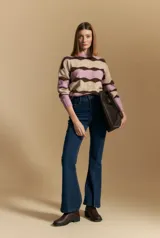 Sweater de tejido tramado con diseño de bloques ondulados en tonos tierra. Presenta cuello redondo, mangas largas y un calce relajado.