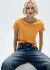 Camiseta de algodón color naranja con cuello redondo, manga corta y logo estampado en el pecho.