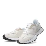 Championes urbanos New Balance modelo 327, con diseño retro inspirado en los años 70. Presentan una combinación de tonos beige y blanco, con paneles de gamuza y malla, el logo N característico en el lateral y una suela de goma con relieve extendido hacia el talón.