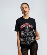Remera de algodón color negro con estampa frontal de la banda Guns N' Roses y aplicación de strass. Presenta cuello redondo y mangas cortas.