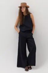 Pantalón azul de corte ancho y relajado, con tiro alto y bolsillos laterales.