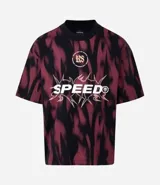 Remera de corte oversized confeccionada en algodón, con cuello redondo en contraste. Presenta un estampado frontal con motivos tribales y lettering con la palabra Speed.