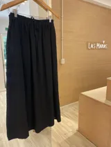 Falda larga negra de lino con cintura elástica y cordón ajustable del mismo tejido.