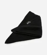 Pañuelo de punto con diseño triangular, confeccionado en tejido de textura uniforme, ideal para anudar al cuello.