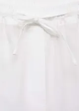 Pantalon de lino color blanco, de corte recto y tiro alto, con cintura elástica y cordón ajustable.