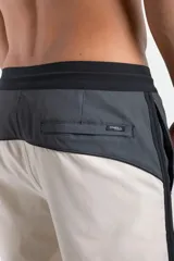 Boardshort O'Neill modelo Cruzer en color beige con detalles en gris oscuro y negro. Cuenta con cintura ajustable mediante cordón y bolsillo lateral.