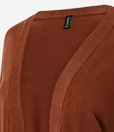 Cardigan de punto básico, con mangas largas y sisa desplazada. Presenta un diseño abierto sin botones, confeccionado en un tejido de punto ligero y versátil.