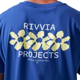 Remera azul de manga corta con estampado de flores y logo de la marca en el pecho.