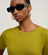 Blusa básica color mostaza, con escote redondo y manga corta.