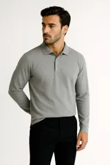 Remera de manga larga color negro, confeccionada en algodón, con cuello tipo polo y tapeta de tres botones.