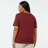 Remera color ladrillo con cuello en V y mangas cortas.