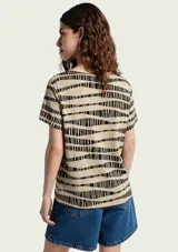 Blusa de manga corta con estampado geométrico de rombos pequeños en tonos claros sobre base azul oscura, de cuello redondo y corte recto.