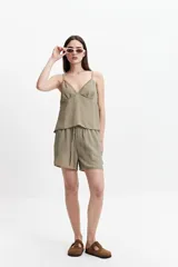 Short color verde oliva de poliéster con cintura elastizada y cordón ajustable.