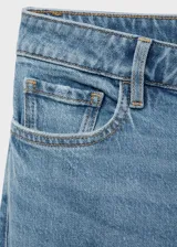 Jeans de tiro medio con diseño de cinco bolsillos, cierre frontal de cremallera y botón, y bajo deshilachado. Presenta un corte estilo flare en tejido de algodón con un toque de elastano.