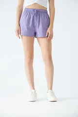 Short de tiro alto con cintura elástica y cordón ajustable. Presenta un corte recto y bolsillos laterales.