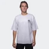 Remera de algodón color beige con efecto lavado, de corte holgado y manga corta. Presenta un pequeño logo estampado en el pecho con diseño de sol y el nombre de la marca.