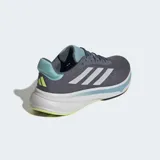 Championes Adidas Response Super grises con detalles en blanco y celeste.