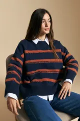 Sweater de tejido de punto con diseño de rayas horizontales en color azul marino y terracota, de cuello redondo y corte relajado.
