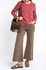 Remera de manga larga con diseño de rayas horizontales en blanco y negro, cuello redondo y corte ajustado al cuerpo.