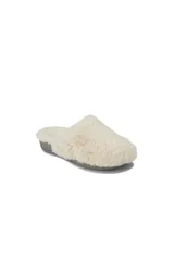 Pantuflas tipo mule de peluche color crema, con diseño abierto en el talón y suela ergonómica de goma.
