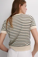 Jersey de punto de manga corta con cuello redondo, a rayas horizontales blancas y negras.