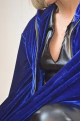 Campera azul de terciopelo con cierre frontal y cuello polo.