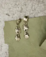 Aros colgantes de diseño orgánico con textura irregular, compuestos por tres piezas eslabonadas de metal con acabado brillante.