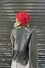 Bandana tejida artesanalmente en color azul, con diseño calado y terminaciones en ondas.