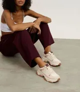 Championes chunky femeninas de la marca Satinato, confeccionadas en PU texturizado con paneles superpuestos en tonos beige, rosado y bordó. Cuentan con cierre de cordones, entresuela con diseño en capas y suela robusta de goma.