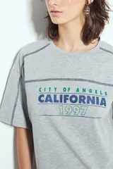 Remera negra de manga corta con estampado tipográfico "City of Angels California 1997" en tonos marrones y costuras visibles en blanco.