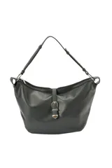 Cartera tipo bolso hobo de cuero sintético negro con textura granulada, asa de hombro ajustable y detalle de tira frontal con hebilla metálica plateada. Cierre superior con cremallera.