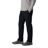 Pantalón cargo de corte recto, color negro, con bolsillos laterales con cierre a presión y bolsillos traseros. Presenta un diseño versátil con asiento reforzado y tejido elástico.