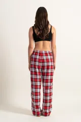 Pantalón largo de viyela a cuadros rojos, blancos y negros, con cintura elástica y interior afelpado.