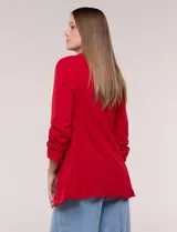 Blazer de crep color bordó de la marca BBJ, con cuello solapa, bolsillos delanteros y mangas tres cuartos con frunce.