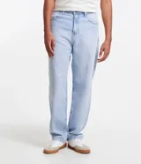 Pantalon de jean gris con lavado deslavado, de corte baggy y silueta holgada. Cuenta con bolsillos al frente y atras, y cierre de boton y cremallera.