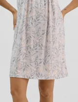 Camisón corto de tejido soft, sin mangas, con escote redondo, aplique de botones y detalle plisado en el frente. Estampado floral en tonos rosados y grises.