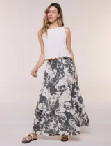 Falda maxi color crudo con estampado floral en tonos oscuros, tiro alto con cintura elástica fruncida, cordón de ajuste frontal y diseño escalonado de tres paneles con vuelo.