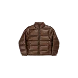 Campera puffer Nike x Nocta modelo Sunset Puffer Jacket, color marrón, con diseño acolchado horizontal, cuello alto, cierre frontal y bolsillos laterales. Cuenta con el logo de la marca bordado en el pecho.