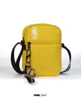 Bandolera amarilla con logo de la NBA y llavero con el logo de Los Angeles Lakers.