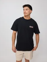 Remera oversize negra de algodón, con cuello redondo, manga corta y estampado pequeño en el pecho y diseño grande en la espalda.