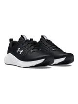 Championes de entrenamiento Under Armour modelo Charged Commit TR 4, color negro con entresuela blanca. Presentan parte superior de malla ligera con detalles texturizados, plantilla Deluxe Comfort System y mediasuela Charged Cushioning para mayor amortiguación y respuesta.