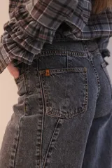 Pantalón de jean azul de corte recto y tiro alto, con costuras verticales decorativas en el frente y diseño de pierna ancha.