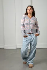 Cárdigan tejido de punto en color gris, con diseño estampado de flores y guardas caladas. Presenta escote en V, cierre frontal con botones y terminaciones acanaladas en puños y ruedo.