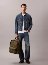 Mochila Calvin Klein de nailon color verde militar, con diseño acolchado y patrón de monograma integrado. Cuenta con cierre de cremallera doble, bolsillo delantero con cierre, tirantes ajustables y asa de mano superior.