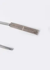 Cinto plateado elastizado con placa metálica con diseño de esferas.