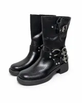 Bota corta color chocolate, con taco cuadrado y diseño de caña media. Presenta múltiples correas con hebillas metálicas y tachas decorativas alrededor del tobillo y en la parte superior de la caña.