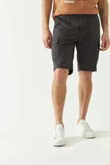 Bermuda cargo gris oscuro para hombre con logo en grifa metálica y pasa cinto. Confeccionada en algodón y spandex.